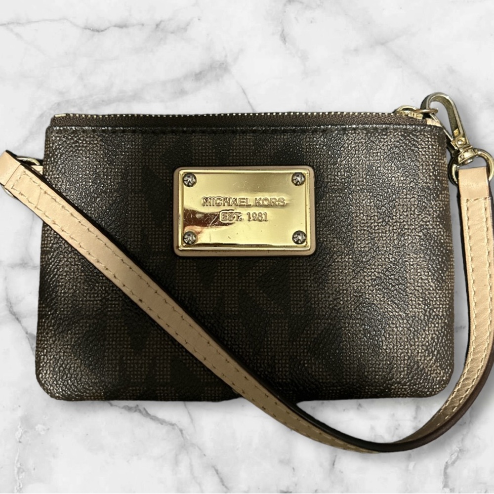 ✨ Michael Kors Wristlet ✨